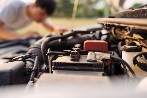 Ein Mann versucht das Auto auf der Straße zu reparieren