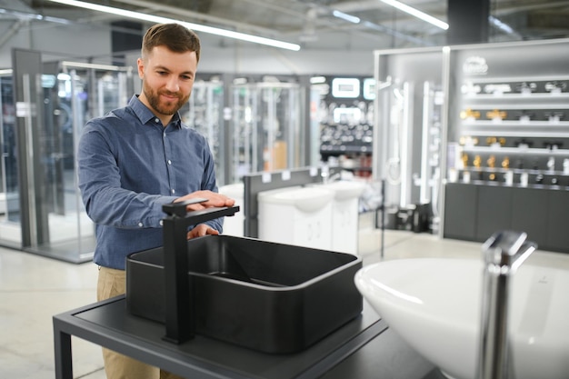 Foto ein mann wählt ein waschbecken