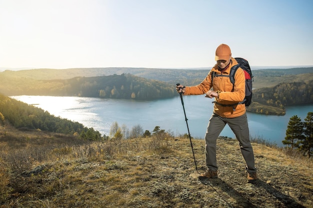 Ein Mann Wanderer sieht Kompass auf Hand Wandern in der Natur Wandern in den Bergen