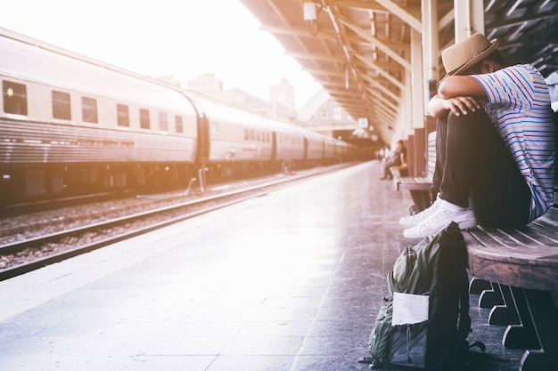 Ein Mann wartet auf den Lebensstil des Bahnhofs