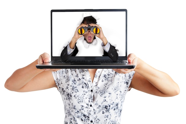 Foto ein mann zeigt einen laptop mit einem geschäftsmann, der durch ein fernglas auf dem bildschirm vor weißem hintergrund sieht