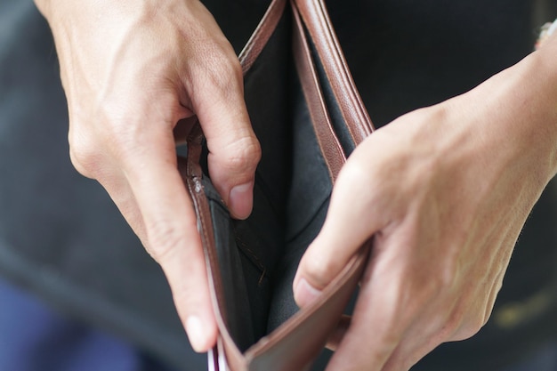 Foto ein mann zeigt seine leere brieftasche