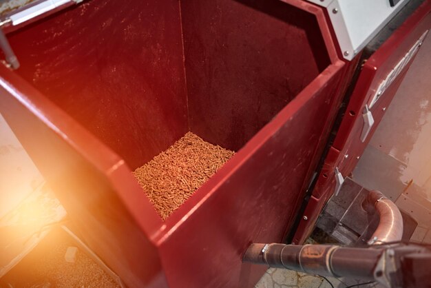 Ein massiver Stapel Holzpellets Öko-Brennstoff für die Hausheizung Nachhaltige und erneuerbare Energie für das bessere Zukunftskonzept