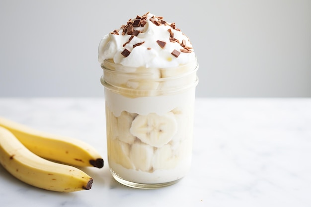 Ein Maurerkrug mit Vanille-Milkshake und Schokoladensirup, Schlagsahne und Banane