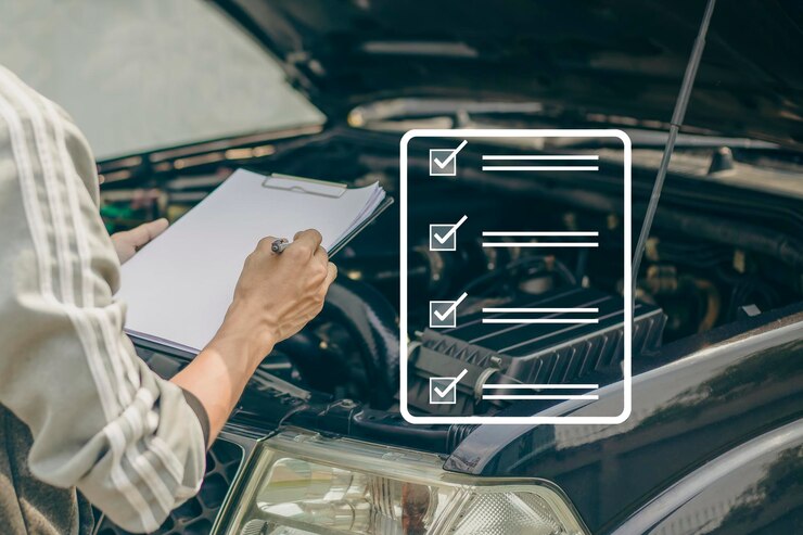 Ein Mechaniker inspiziert den Motor gemäß der Checkliste für Autoservice-Arbeiten.