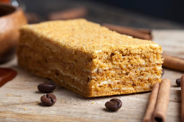 ein mehrschichtiges Stück Kuchen aus Mehl und Sahnefüllung mit Honig, Honigkuchen mit Honig-Sahne-Geschmack