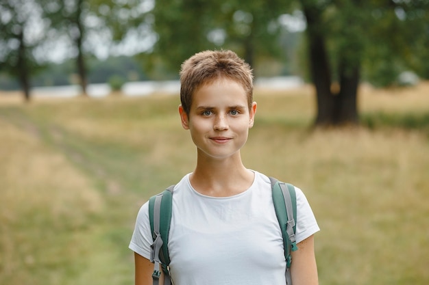 Foto ein mensch in der natur, waldspaziergang, aktive erholung