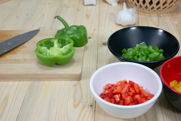 Ein Messer und ein grüner riesiger Paprika auf dem Schneidebrett