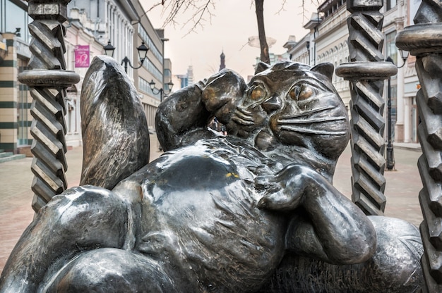 Ein Metalldenkmal für die Katze von Kasan in der Bauman-Straße in Kasan mit einem großen Bauch