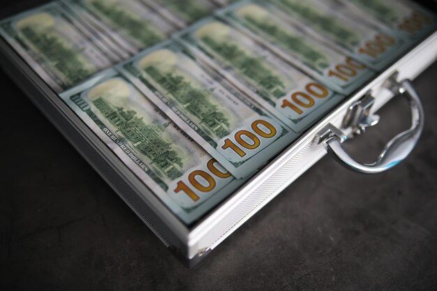 Ein Metallkoffer füllte amerikanische 100-Dollar-Scheine. Doppelgefährdung. Investition, Bestechung, Korruptionskonzept.