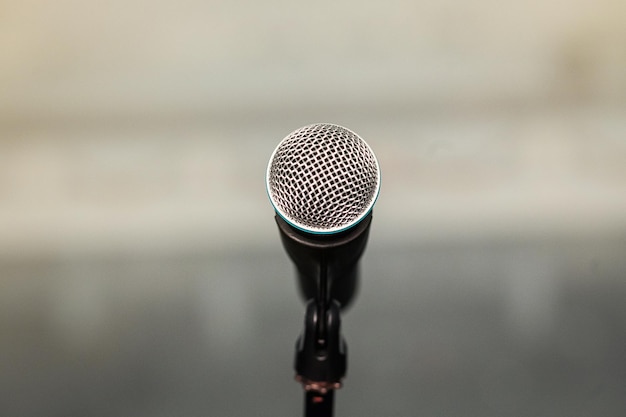 Ein Mikrofon auf der Bühne in einem Konzertsaal oder einem amerikanischen Bar-Restaurant während einer Show