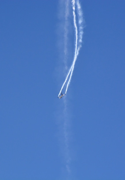 Ein militärischer Kampfjet fliegt am blauen Himmel