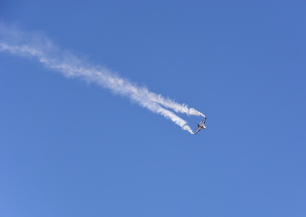 Ein militärischer Kampfjet fliegt am blauen Himmel