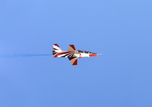 Foto ein militärischer kampfjet fliegt am blauen himmel