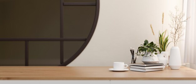 Ein minimalistischer Holztisch mit einem Raum für die Ausstellung von Produkten an einer weißen Wand mit einem runden Fenster