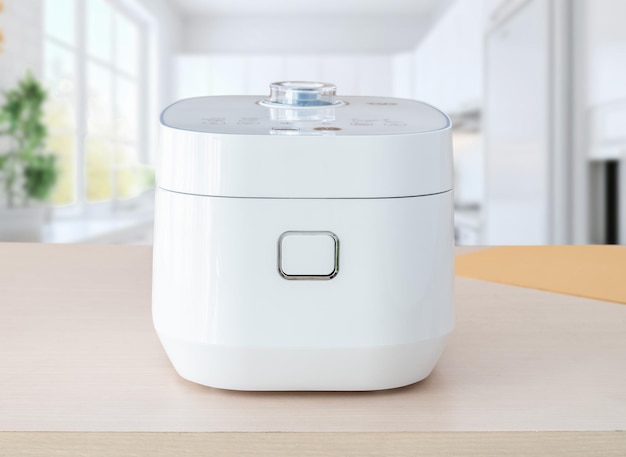 Ein minimalistischer weißer Reiskocher, gefüllt mit dampfendem Reis in einer hellen, gemütlichen Küche, ideal für Werbung über moderne Haushaltsgeräte oder gesunde Kochlösungen