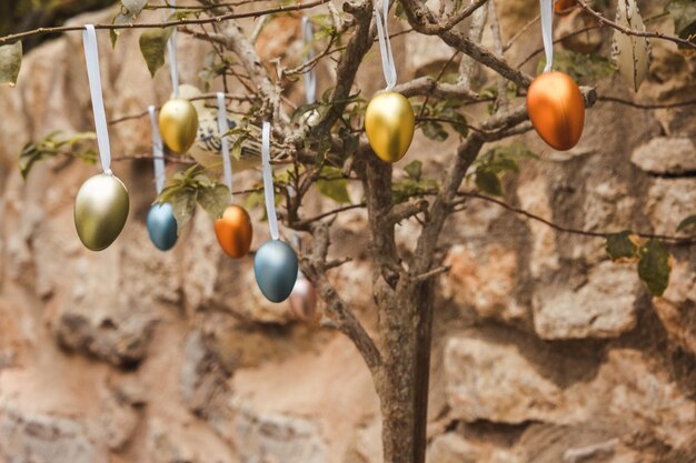 Ein mit Eiern geschmückter Baum in einem spanischen Innenhof zu Ostern