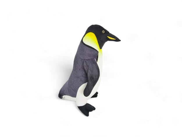 Ein mit einem gelben Streifen auf der Brust gefüllter Pinguin, der auf Weiß isoliert ist