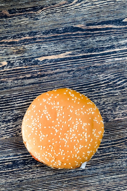 Ein mit Fleisch gefülltes Sesambrötchen