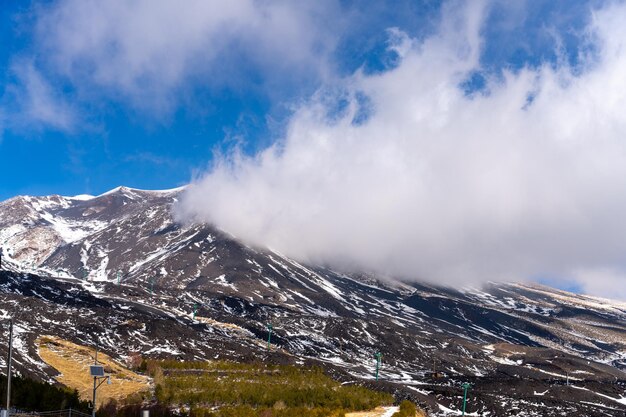 Ein mit Schnee bedeckter Berg mit einem bewölkten Himmel im Hintergrund