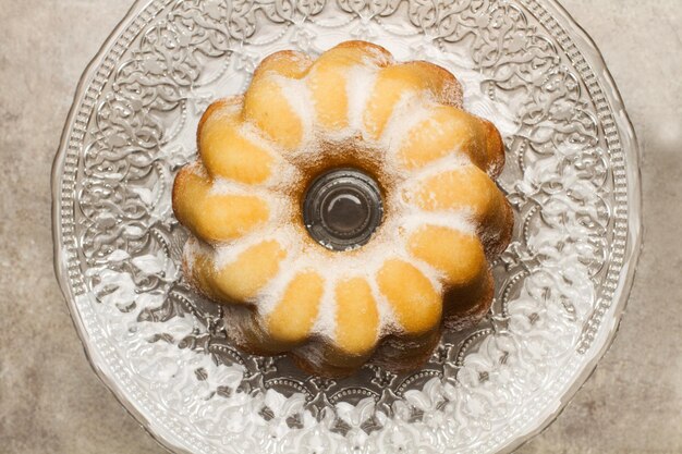 Ein mit Schokolade und Vanille marmorierter Kuchen auf einer Kristallkuchenplatte