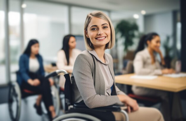 ein Mitarbeiter sitzt in einem Rollstuhl, während andere in einem Büro sind