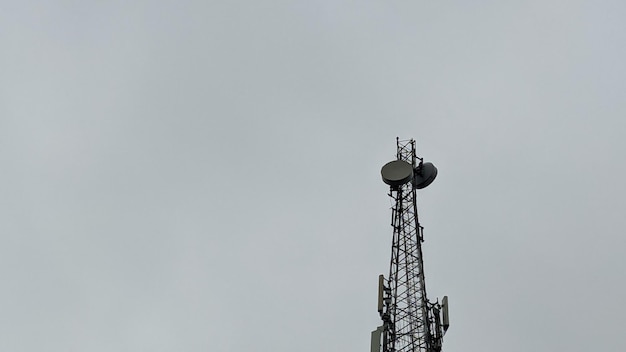 Ein Mobilfunkmast mit einer großen Antenne darauf.