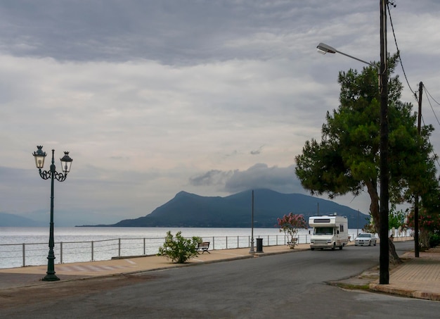 Ein Mobilheim steht am Ufer des Ferienortes auf der griechischen Insel Euböa in Griechenland