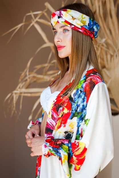 Ein Model trägt einen bunten Kimono und Hut der Marke la fete.
