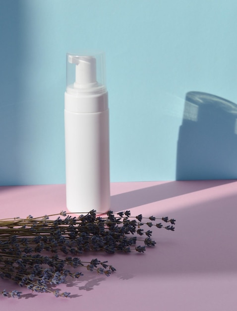 Ein Modell eines kosmetischen Hautpflegeprodukts Das Konzept der Öko-Kosmetik mit natürlichen Extrakten