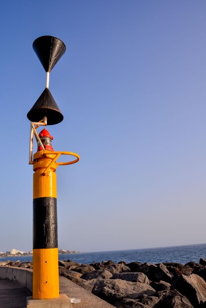 Ein moderner Leuchtturm in der Nähe des Meeres