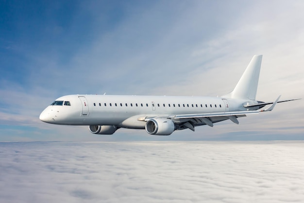 Ein modernes weißes Passagierflugzeug fliegt am Himmel über den Wolken