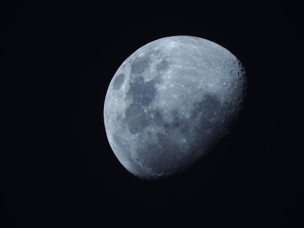ein Mond wird in einem dunklen Himmel mit schwarzem Hintergrund gezeigt