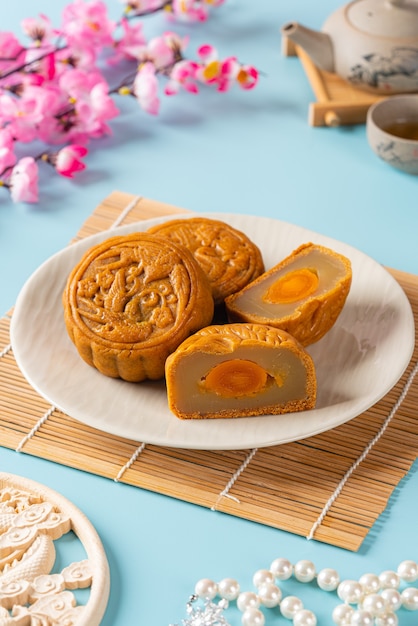 Foto ein mondkuchen ist ein chinesisches backprodukt, das traditionell während des mittherbstfestes gegessen wird.