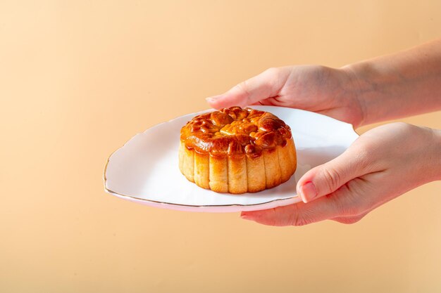 Ein Mondkuchen ist ein chinesisches Backprodukt, das traditionell während des Mittherbstfestes gegessen wird