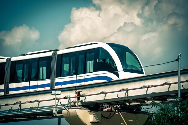 Ein Monorail-Zug fährt im blauen Himmel in Moskau