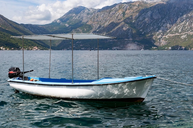 Ein motorboot in der bucht