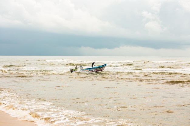 Ein Motorboot mit Menschen rauscht über den Indischen Ozean Sri Lanka