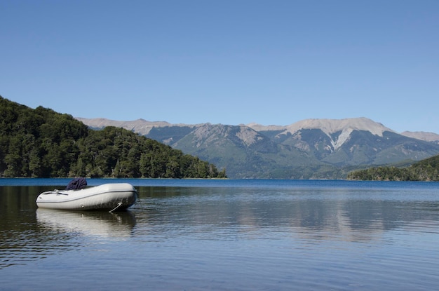 ein motorisiertes Gummiboot, das am Ufer eines Sees in Patagonien geparkt ist
