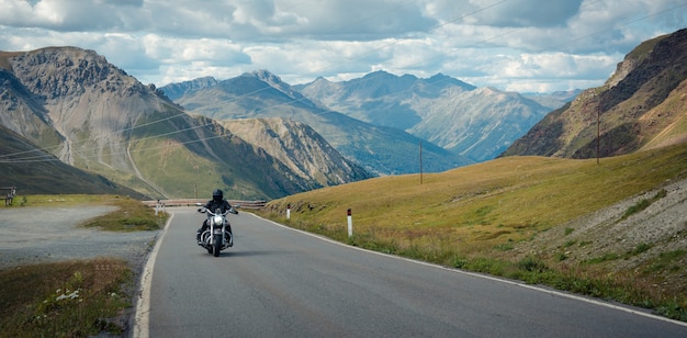 Ein Motorradfahrer fährt über den Stilfserjoch. Italien