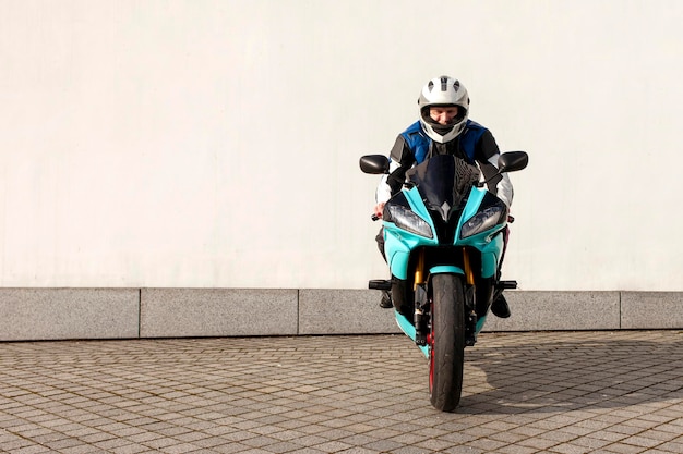 Ein Motorradfahrer in professioneller Schutzausrüstung und Helm sitzt auf einem Sportmotorrad