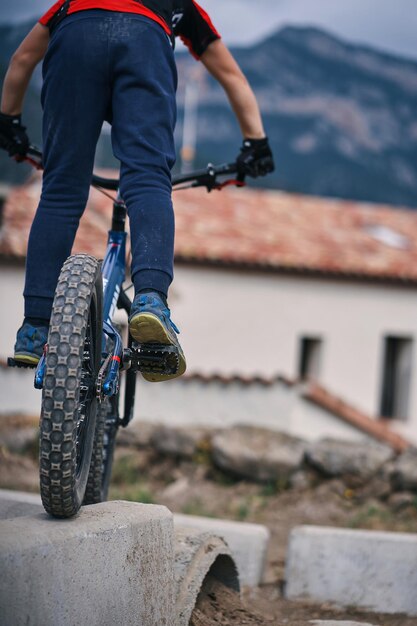 Ein Mountainbike-Fahrer auf einem Felsen in den Bergen