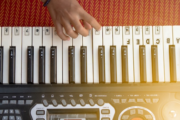 Ein Musiker spielt Musikinstrument