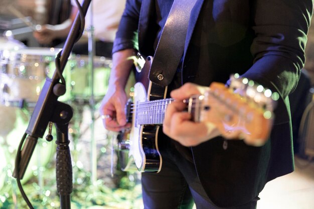 Foto ein musiker spielt während eines live-konzerts e-gitarre