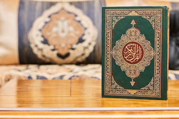 ein muslimisches buch mit arabischer kalligraphie koranische übersetzung das edle buch der muslimen rund um die welt