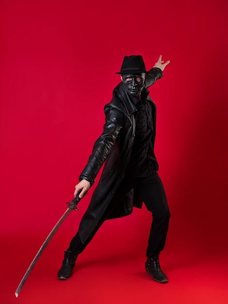 Ein mysteriöser Ninja-Attentäter im Noir-Stil. Ein Mann in schwarzer Kleidung