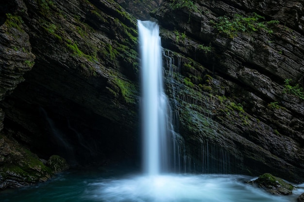 Ein mystischer Wasserfall umgeben von Moos