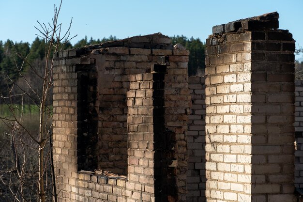 Ein nach einem Brand zerstörtes Privathaus aus Holz Die Folgen eines Waldbrandes im Dorf Verkohlte Wände eines Holzhauses in der Nähe