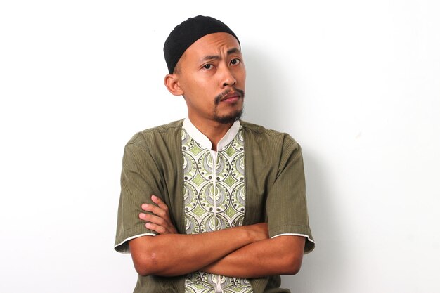 Ein nachdenklicher indonesischer Muslim kreuzte die Arme