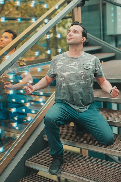 Foto ein nachdenklicher mann, der die fäuste auf der treppe zusammenschlägt